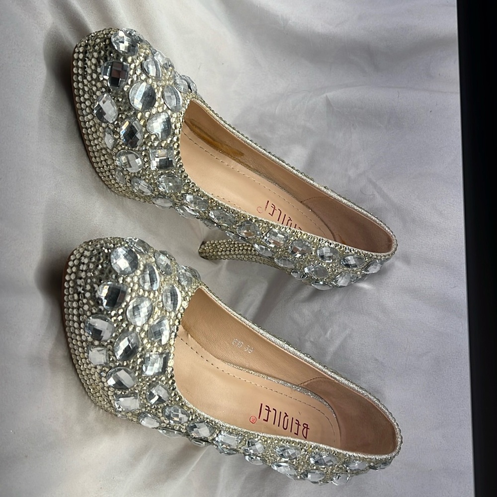 Beiqilei size 8.5 and they are rhinestone